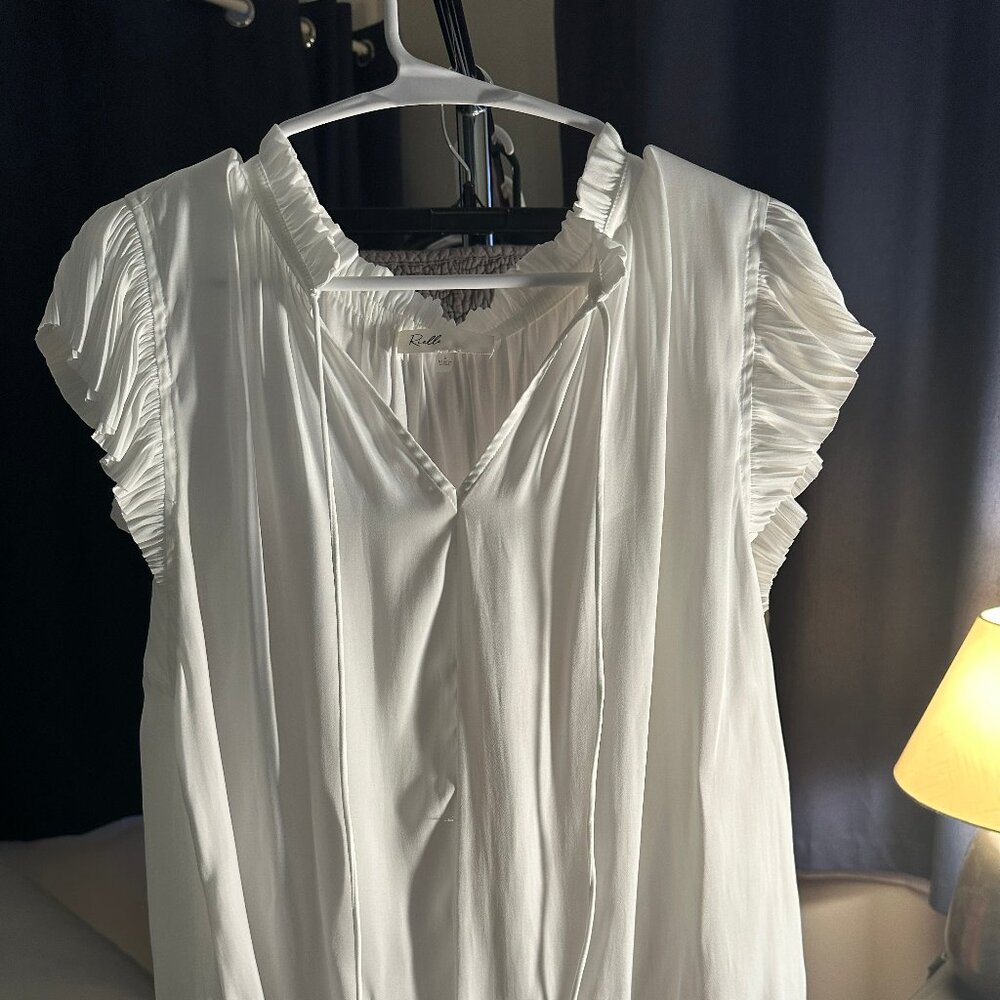 Rielle Brand Short Sleeve White Dressy Top Size Small